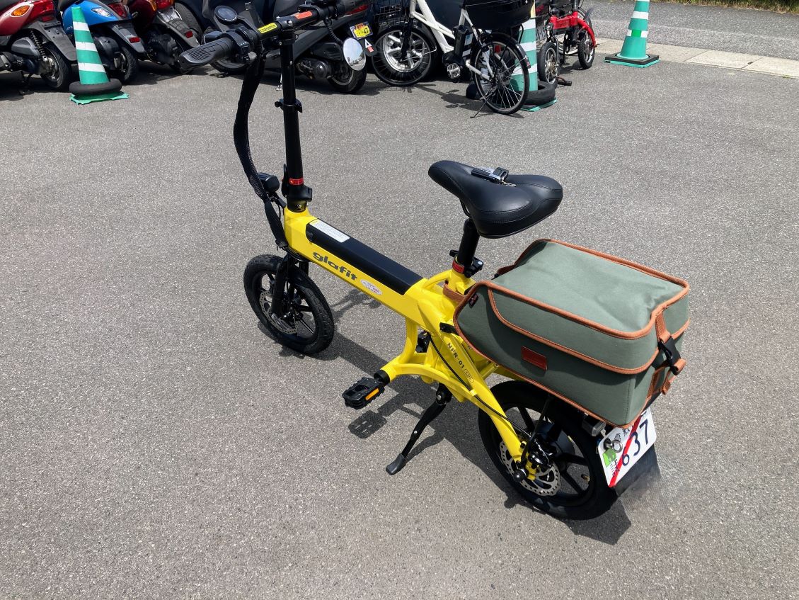 試乗車にリアキャリアとバッグを装着 特定小型原動機付自転車の画像